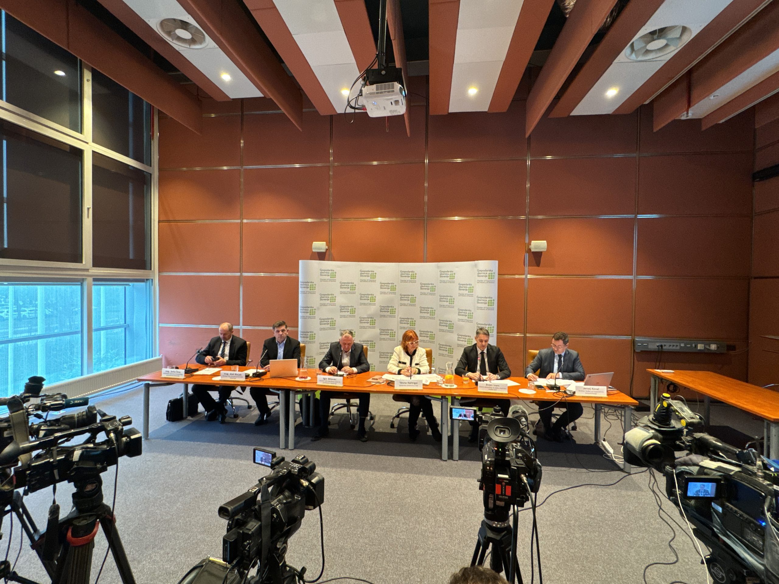 Upravni odbor GZS: Zaradi izjemne rasti stroškov dela ogroženih 16.000 podjetij in 66.000 delovnih mest, predlaga 7 ukrepov