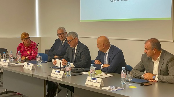 Minister Han: prisluhnili bomo gospodarstvu glede avansiranja pomoči